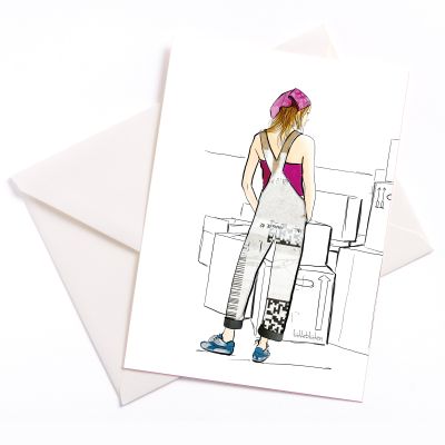 Illustration einer jungen Frau vor Umzugskartons, ihr Overall besteht aus Verpackungscollage.