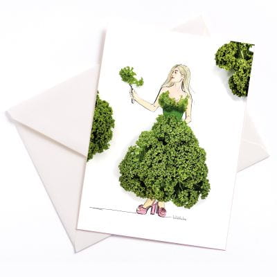 Illustration einer Frau mit Kleid aus frischem Grünkohl, fotografierte Collage auf hochwertiger Grußkarte von Lütteblüten, Format A6 mit Umschlag.